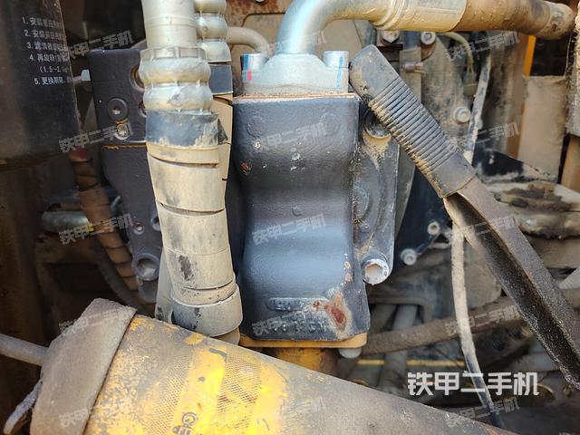 液压泵舱室正面整体（整机外观）