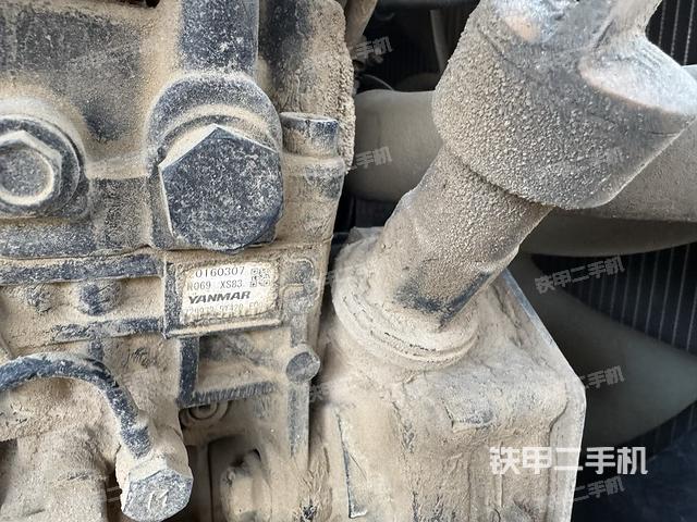 液压泵舱室正面整体（整机外观）