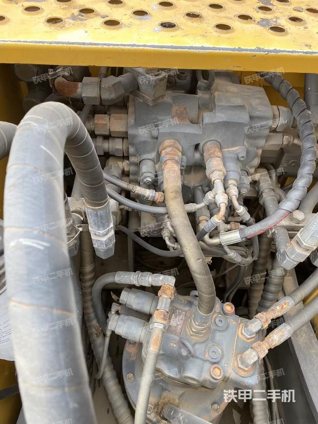 回轉(zhuǎn)馬達和主控閥(整機外觀) 回轉(zhuǎn)馬達和主控閥(整機外觀)