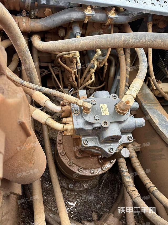 回轉(zhuǎn)馬達(dá)和主控閥（整機(jī)外觀）