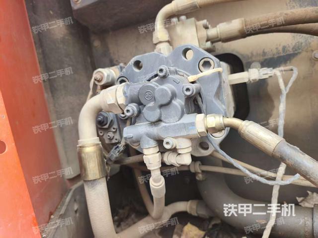 液压泵舱室正面整体（整机外观）