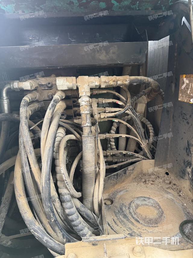 回转马达和主控阀（整机外观）