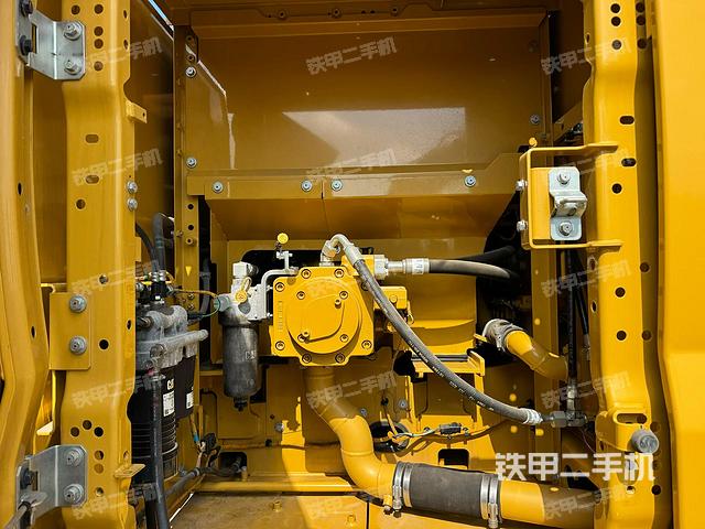 液压泵舱室正面整体（整机外观）