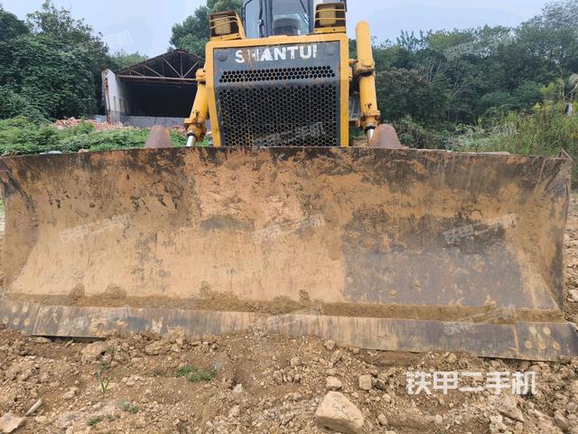 左侧履带全景（推土机底盘及工作装置）