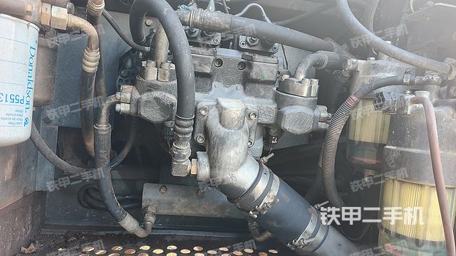 液压泵舱室正面整体（整机外观）