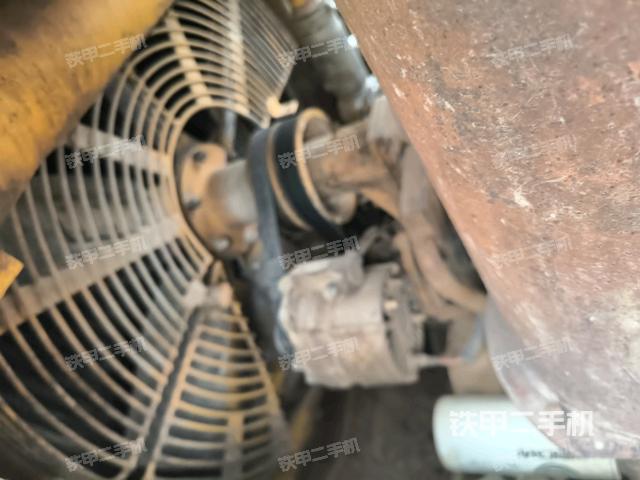 發(fā)動機(jī)左側(cè)全景（推土機(jī)發(fā)動機(jī)艙）