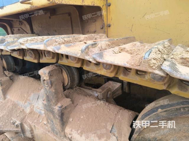 右侧履带全景（推土机底盘及工作装置）