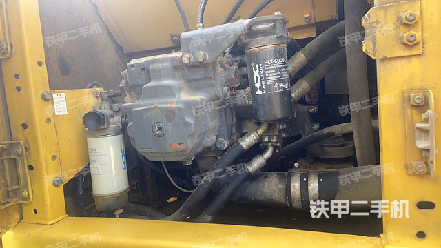 液压泵舱室正面整体（整机外观）