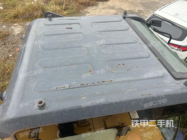 駕駛室頂部(整機(jī)外觀) 駕駛室頂部(整機(jī)外觀)