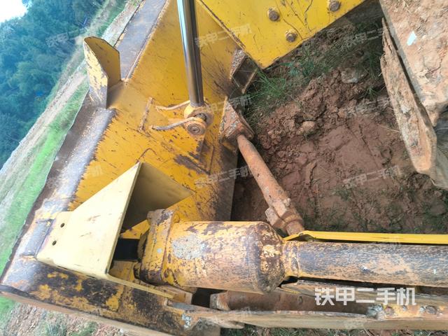 左侧履带全景（推土机底盘及工作装置）