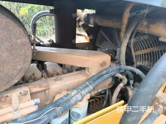 发动机右侧全景（推土机发动机舱）