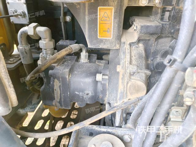液壓泵艙室正面整體(整機(jī)外觀) 液壓泵艙室正面整體(整機(jī)外觀)