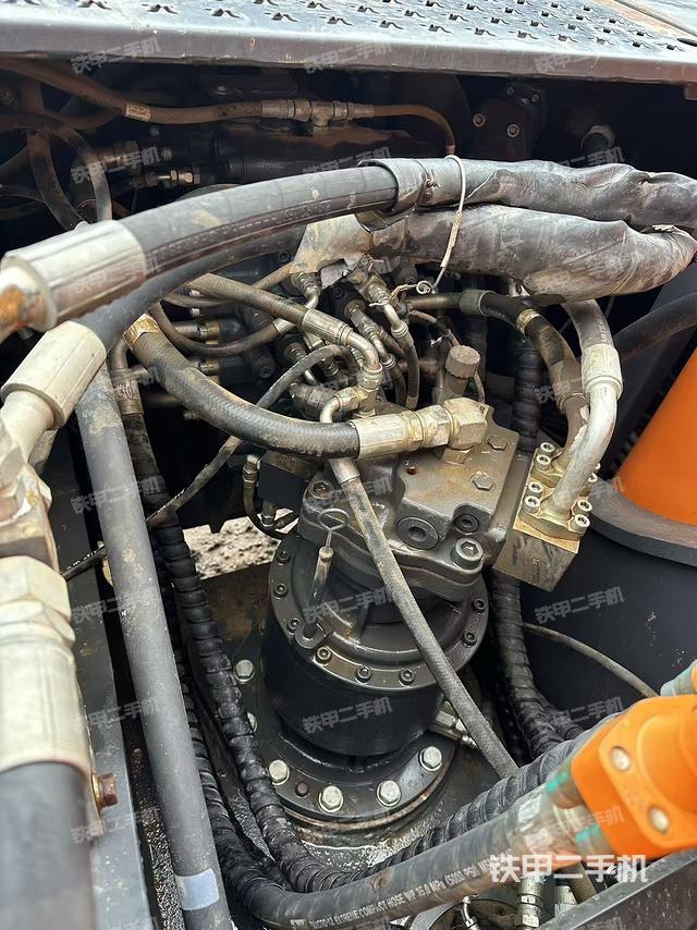 回转马达和主控阀（整机外观）