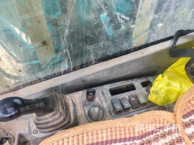 座椅右侧控制台/钥匙门/油门/含右手柄（驾驶室部分）