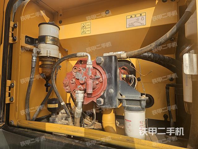 液压泵舱室正面整体（整机外观）