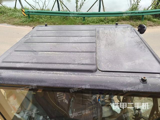 駕駛室頂部(整機(jī)外觀) 駕駛室頂部(整機(jī)外觀)