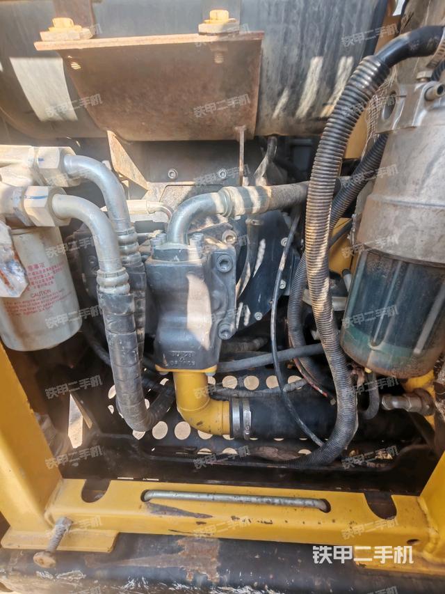 液壓泵艙室正面整體(整機(jī)外觀) 液壓泵艙室正面整體(整機(jī)外觀)