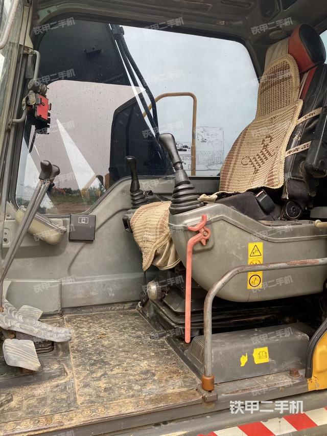 駕駛室整體(整機外觀) 駕駛室整體(整機外觀)