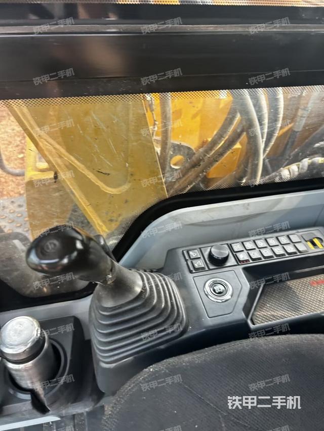 座椅左侧控制台/音响/含左手柄（驾驶室部分）