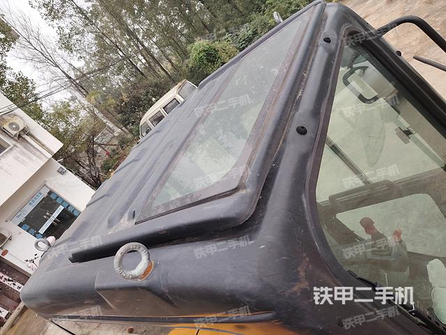 駕駛室頂部(整機(jī)外觀) 駕駛室頂部(整機(jī)外觀)