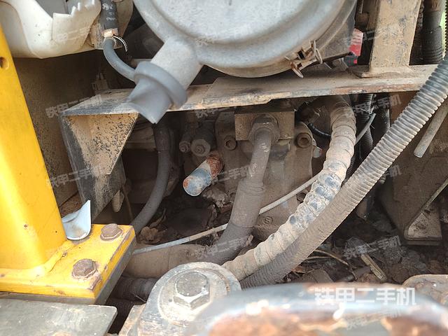 液壓泵艙室正面整體(整機外觀) 液壓泵艙室正面整體(整機外觀)