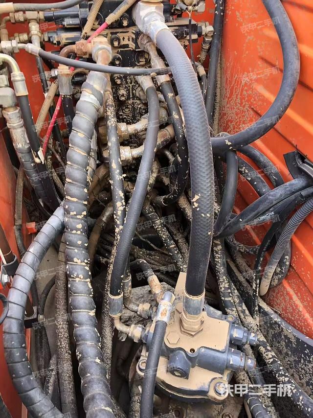 回轉(zhuǎn)馬達(dá)和主控閥(整機(jī)外觀) 回轉(zhuǎn)馬達(dá)和主控閥(整機(jī)外觀)