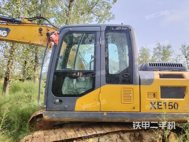 駕駛室整體(整機(jī)外觀) 駕駛室整體(整機(jī)外觀)