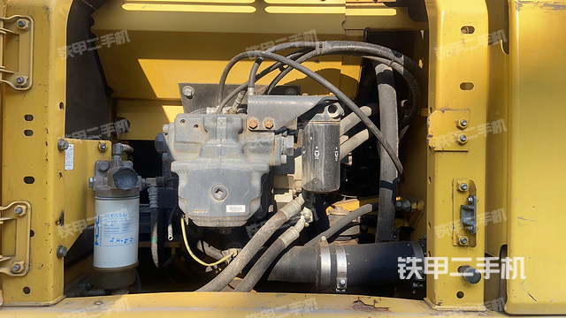 液压泵舱室正面整体（整机外观）