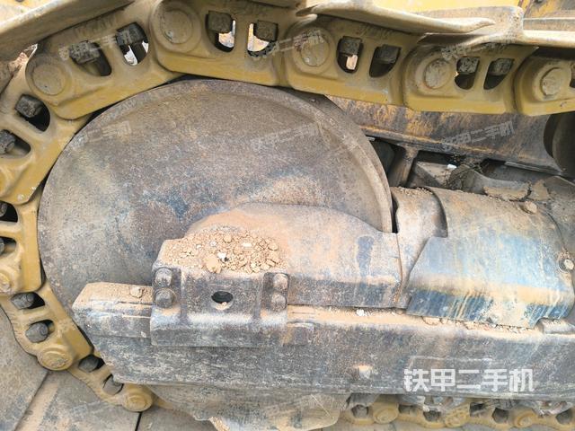 右侧履带全景（推土机底盘及工作装置）