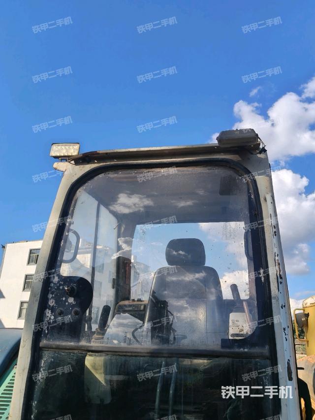 駕駛室頂部（整機外觀）