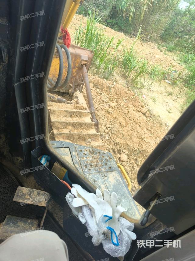 驾驶室内部全景（推土机驾驶室）