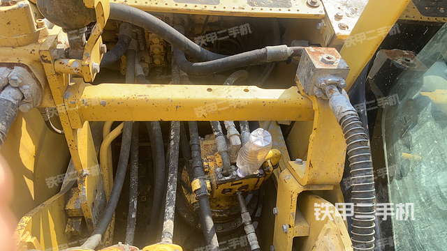 回转马达和主控阀（整机外观）