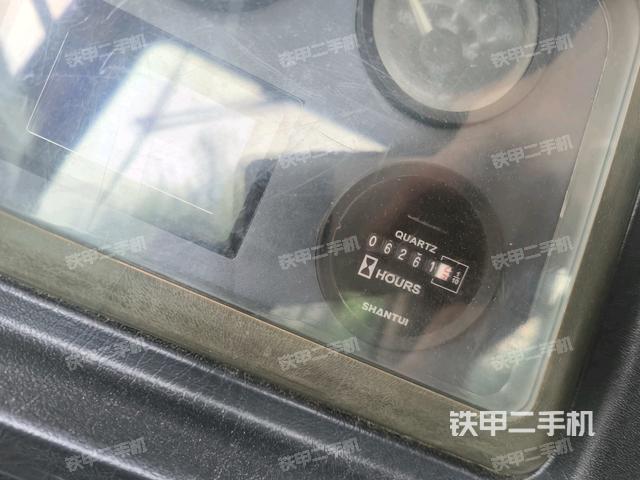 驾驶室内部全景（推土机驾驶室）