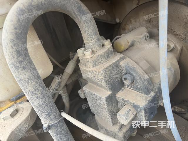液压泵舱室正面整体（整机外观）