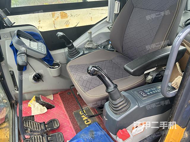 駕駛室整體(整機(jī)外觀) 駕駛室整體(整機(jī)外觀)