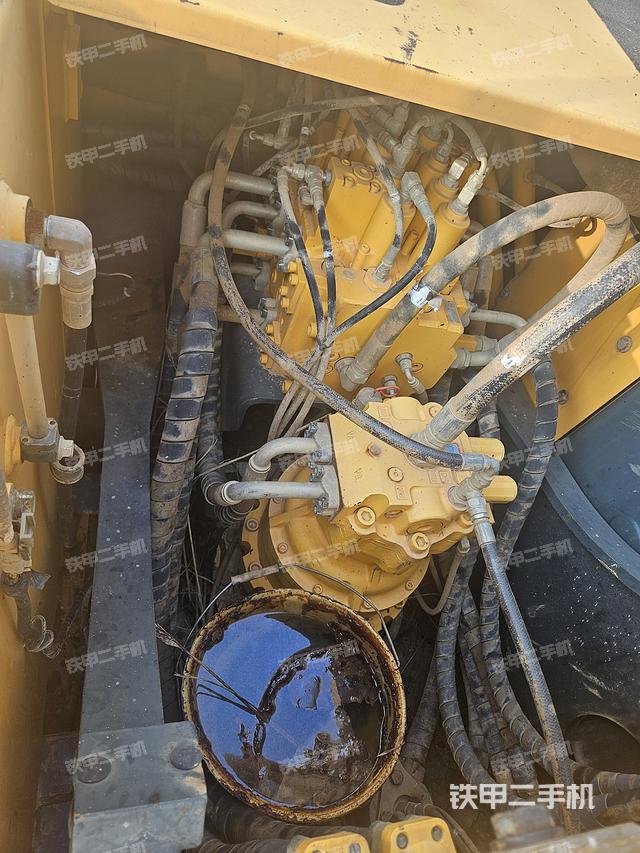 回转马达和主控阀（整机外观）