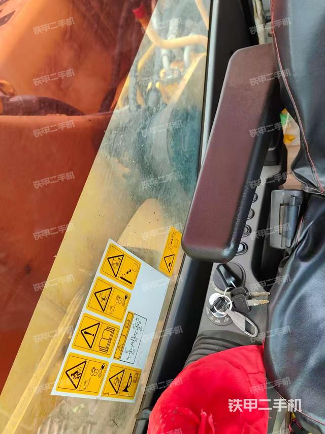 駕駛室整體(整機(jī)外觀) 駕駛室整體(整機(jī)外觀)