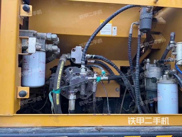 液压泵舱室正面整体(整机外观) 液压泵舱室正面整体(整机外观)