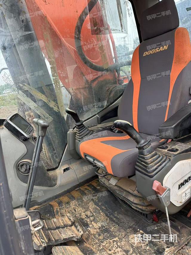 駕駛室頂部（整機(jī)外觀）