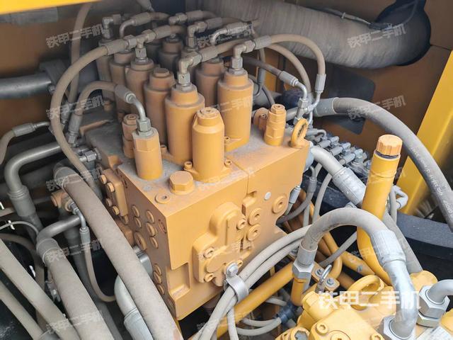 回转马达和主控阀（整机外观）