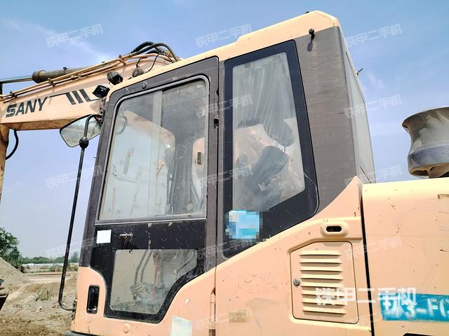 駕駛室整體(整機(jī)外觀) 駕駛室整體(整機(jī)外觀)