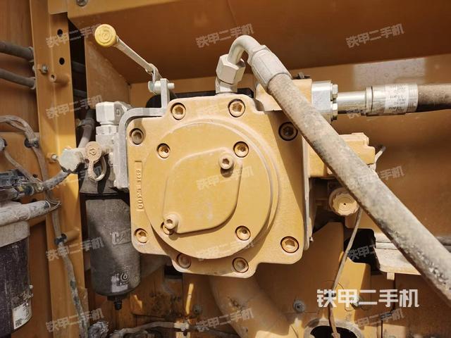 液压泵舱室正面整体（整机外观）