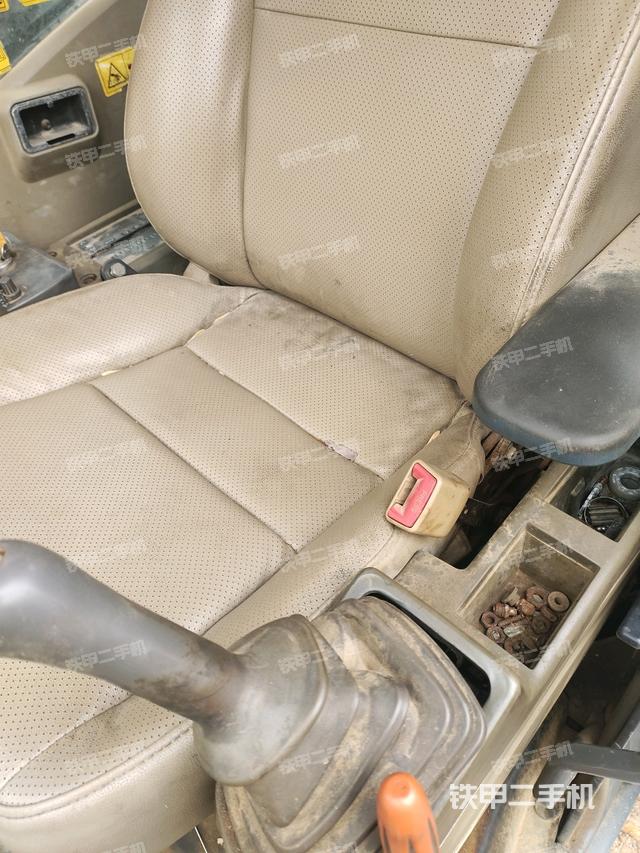 座椅左侧控制台/音响/含左手柄（驾驶室部分）