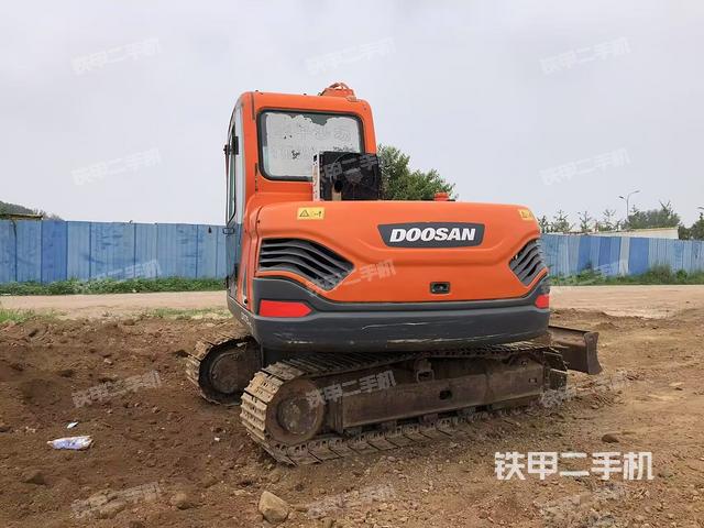 駕駛室頂部(整機(jī)外觀) 駕駛室頂部(整機(jī)外觀)