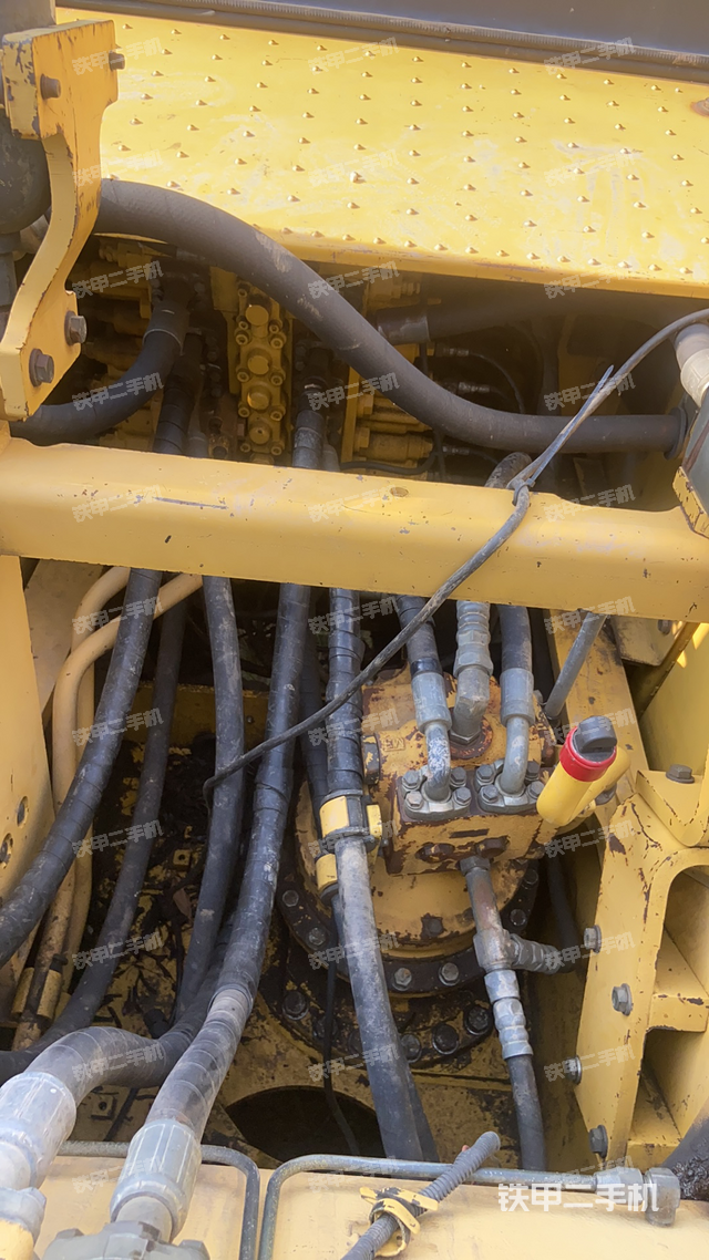 回转马达和主控阀（整机外观）