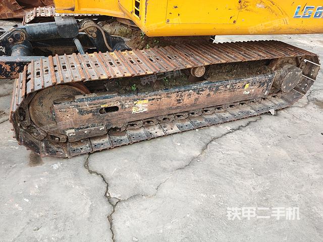 單側(cè)履帶整體(整機(jī)外觀) 單側(cè)履帶整體(整機(jī)外觀)