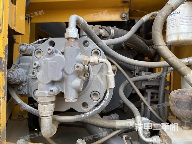 液壓泵艙室正面整體(整機外觀) 液壓泵艙室正面整體(整機外觀)