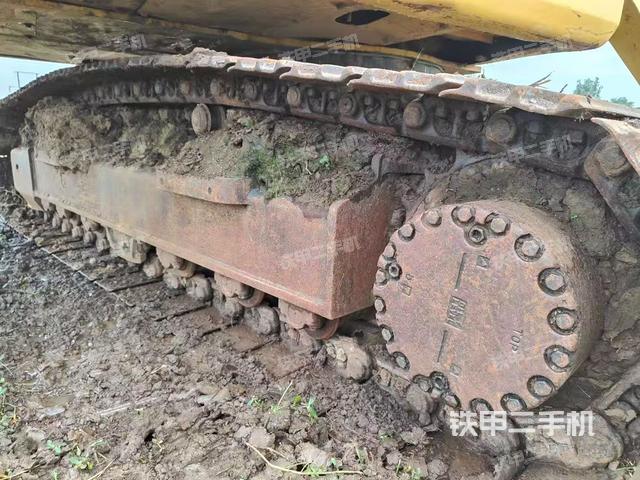 單側(cè)履帶整體(整機(jī)外觀) 單側(cè)履帶整體(整機(jī)外觀)