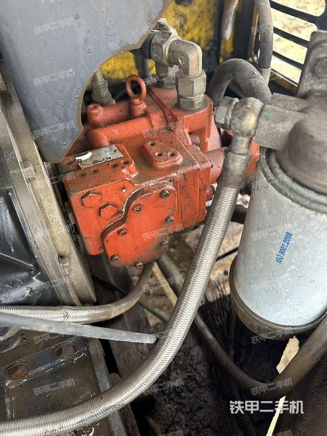 液压泵舱室正面整体（整机外观）