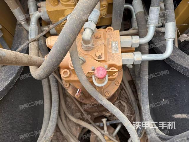 回轉(zhuǎn)馬達(dá)和主控閥(整機(jī)外觀) 回轉(zhuǎn)馬達(dá)和主控閥(整機(jī)外觀)